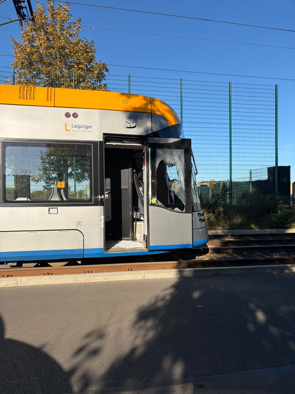 LKW gegen Straßenbahn